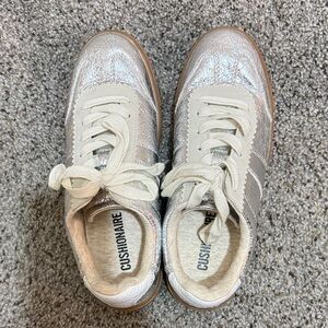Women’s cushionaire Silver Sneakers